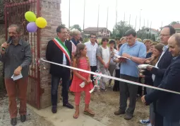  Lorenzo Martini, a sinistra, con il sindaco, Marco Gallo, il parroco don Roberto Bruna e gli altri convenuti all'inaugurazione del nuovo circolo